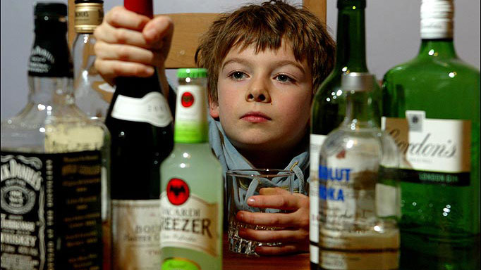 Ce ii face pe adolescenti sa consume alcool si sa fumeze – Parintii sunt vinovati